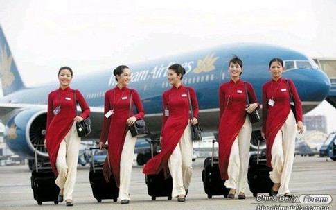 Đọ vẻ xinh đẹp của các nữ tiếp viên hàng không trong trang phục truyền thống