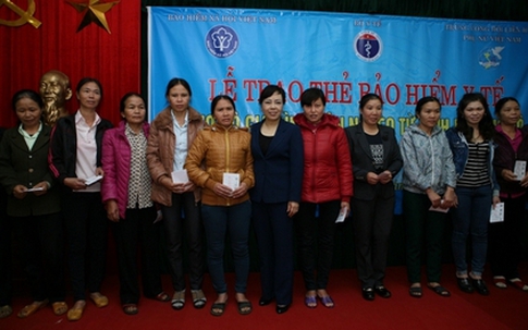 Trao 4.000 thẻ bảo hiểm cho hộ nghèo