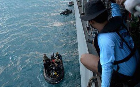 Phát hiện hộp đen nằm cách đuôi máy bay QZ8501 tới 1 km