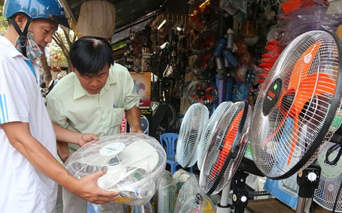 Nắng nóng, quạt nhiều chức năng hút khách