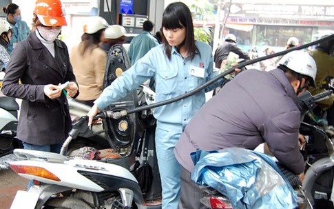 Vui khi xăng giảm giá, nhưng...