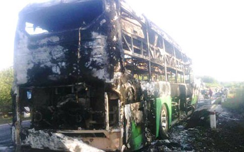 Xe khách cháy rụi, 46 người thoát chết trong gang tấc