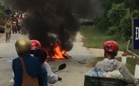 Xe máy bốc cháy dữ dội sau một cũ ngã