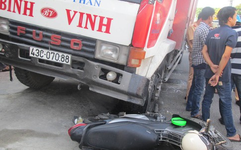 Hi hữu: Người phụ nữ thoát chết khi bị cuốn vào gầm xe tải