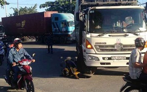 Bị xe tải tông, người đàn ông tung mình thoát nạn