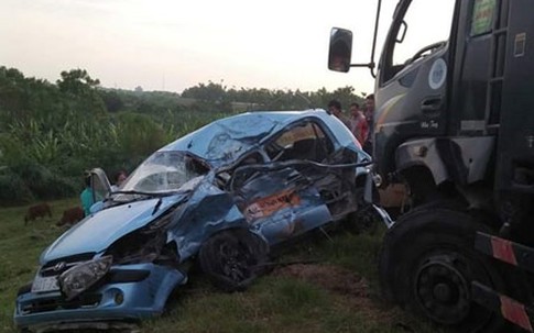 Xe tải tông taxi, hai mẹ con văng ra ngoài