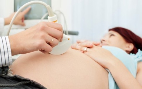 Vì sao phải xét nghiệm nước tiểu khi mang thai?