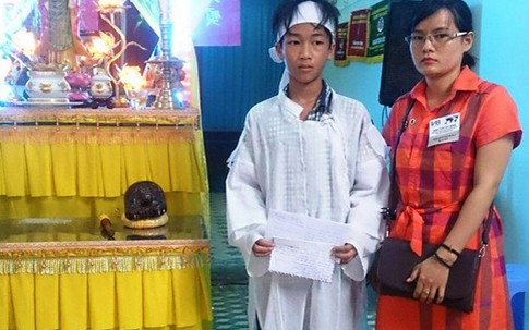 Xót xa những đứa trẻ phải xin tiền làm đám tang cho mẹ