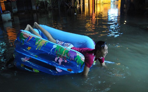 Bơi phao, bắt cá trên đường Sài Gòn trong đêm