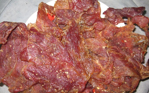 Làm món khô heo ăn Tết