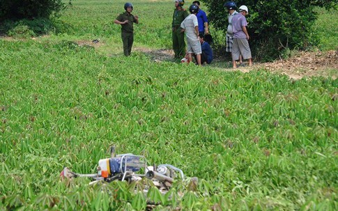 Bị truy đuổi, ô tô ép xe chuyên dụng của CSGT bay xuống ruộng