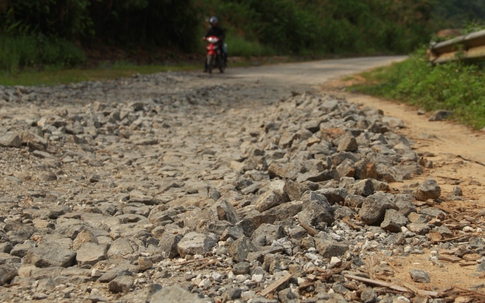 Nghệ An: Dự án “cày” quốc lộ, nhà thầu hứa sửa rồi quên