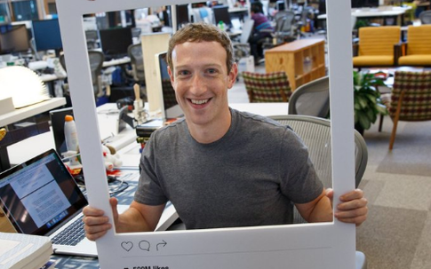 Mark Zuckerberg dán camera laptop để tránh hacker