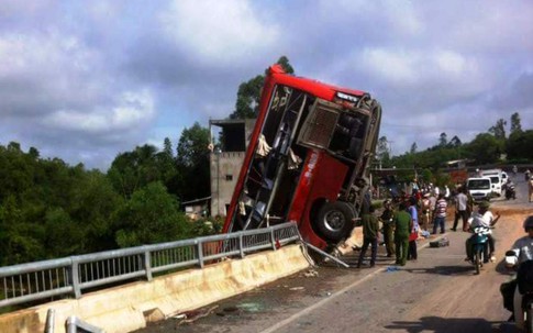 Xe khách mất lái lao xuống cầu, 11 người thương vong