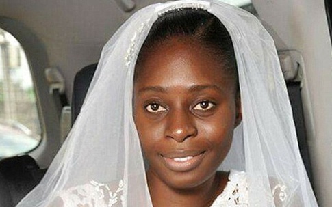 Cô dâu nổi tiếng khắp thế giới vì để mặt mộc bước vào lễ đường