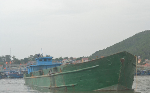 Nghệ An: Phát hiện một tàu vỏ sắt xả thải ra biển