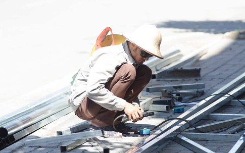 Những người không được ngồi phòng điều hoà trong ngày Hà Nội như "chảo lửa"