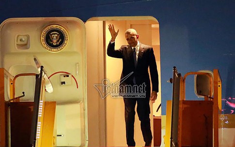 Giây phút đầu tiên Tổng thống Obama đến Hà Nội
