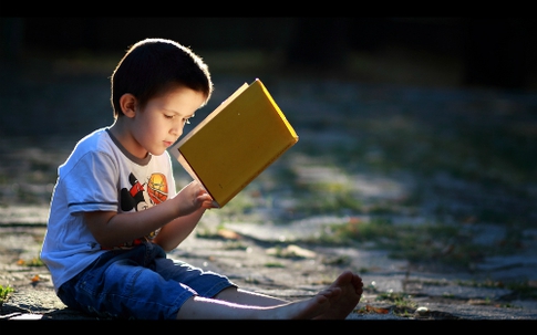 Bài học bất ngờ của ông bố đằng sau đồng tiền kẹp trong sách