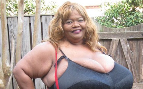 Kiếm cả triệu đô nhờ bộ 'ngực khủng" tự nhiên lớn nhất thế giới