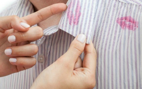 Những tình huống không ngờ phát giác chồng ngoại tình