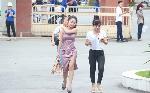 Dân mạng truy tìm cô gái "gợi cảm" nhất trong buổi làm thủ tục thi THPT tại Nghệ An