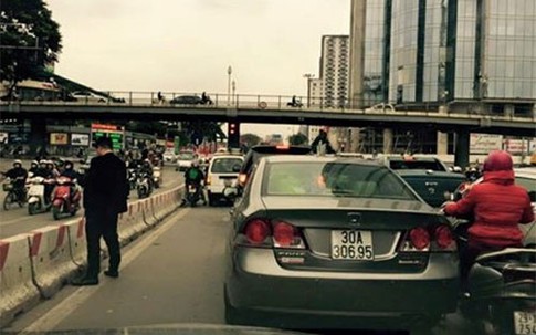 "Quý ông" thản nhiên đi vệ sinh giữa thủ đô thuê xe tự lái