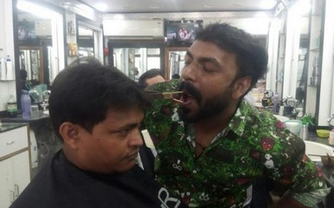 Kì lạ người thợ cắt tóc... bằng miệng