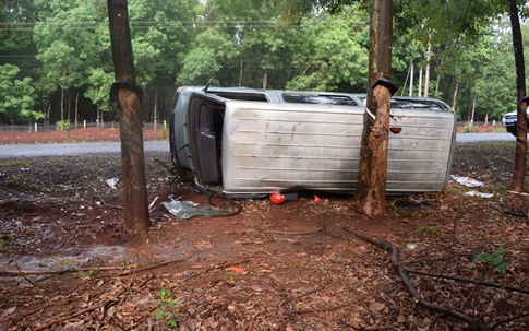 Gia Lai: Ô tô 16 chỗ tự lật, 2 người thương vong