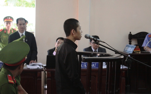 Học sinh lớp 8 tạt axit trưởng công an xã bị phạt 2 năm 6 tháng tù