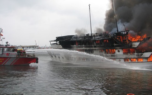 Bốn người bị thương trong vụ cháy tàu trên vịnh Hạ Long