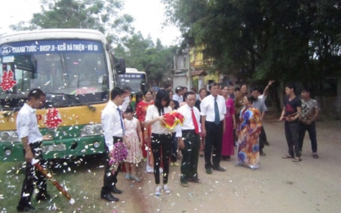 Màn rước dâu bằng xe buýt cực độc ở Vĩnh Phúc gây xôn xao
