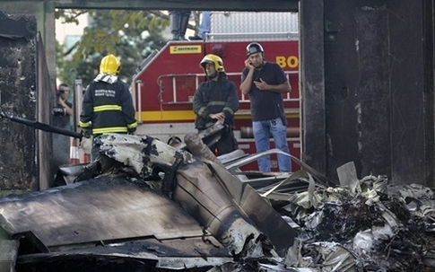 Máy bay rơi trúng xe bus làm 8 người chết