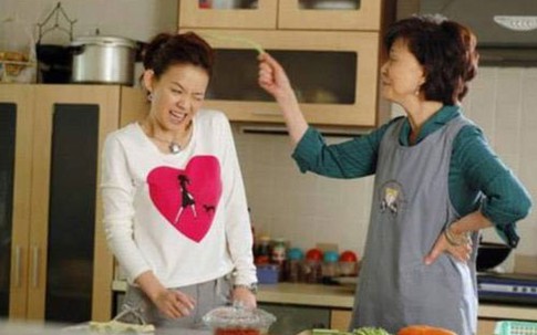 Nàng dâu tái mặt khi mẹ chồng suốt ngày nhiếc móc thông gia