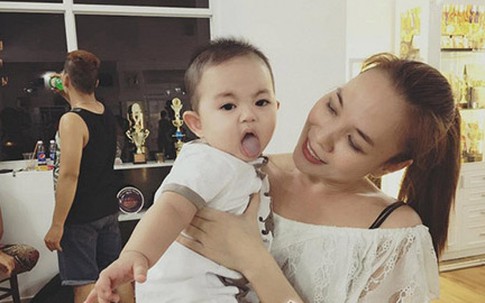 Con trai Khánh Thi làm mặt xấu khi được Mỹ Tâm bế