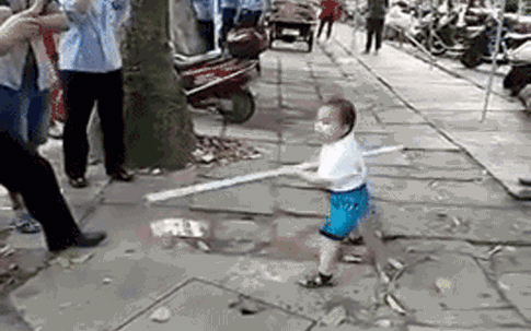 Nhóc tì 3 tuổi "đe dọa" nhóm trật tự đô thị để bảo vệ bà mình