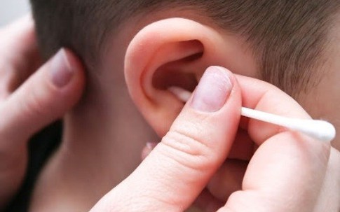 Tác hại của việc lạm dụng tăm bông ngoáy tai cho trẻ