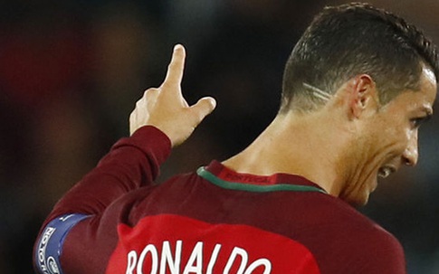 Hai đường cạo bí ẩn trên gáy C. Ronaldo