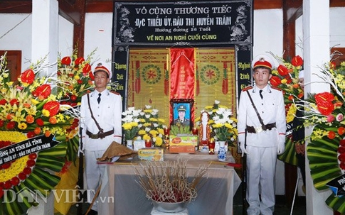 Rơi lệ trước di ảnh nữ công an từ chối điều trị ung thư để cứu con