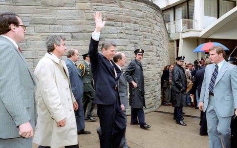 Khoảnh khắc tổng thống Mỹ vẫy tay trước khi bị bắn