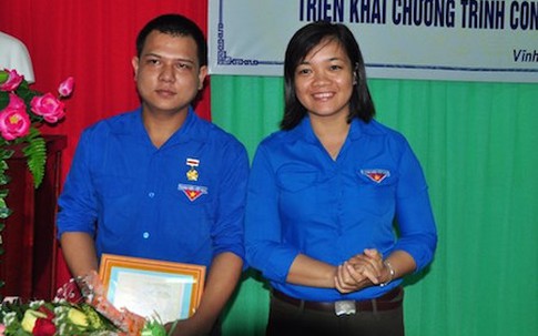 Thanh niên cứu người giữa sóng lớn nhận Huy hiệu Tuổi trẻ dũng cảm