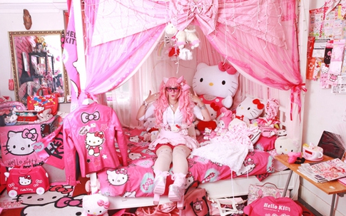 Người phụ nữ chi 40.000 USD để sắm đồ Hello Kitty