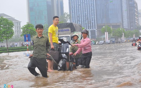 100.000 đồng/lượt kéo xe qua biển nước ở Hà Nội sau mưa