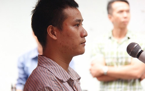 Xót xa cảnh hai con nhỏ cười tươi khi cha bị án chung thân