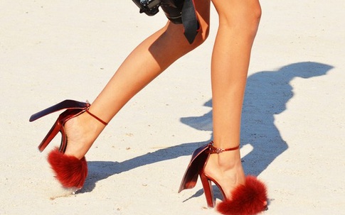 Sành điệu với hot trend giày đính lông