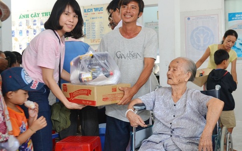 TP.HCM: 300 hộ nghèo xã đảo Thạnh An được khám miễn phí và tặng quà