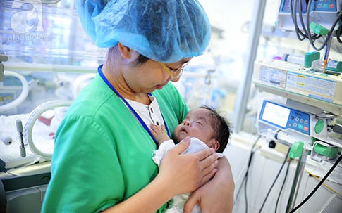 Một ngày làm việc của các y bác sĩ bên những "thiên thần" đang nằm trong lồng kính