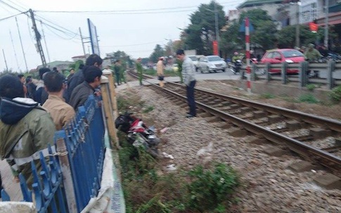 Nàng dâu mang thai chở mẹ chồng bị tàu hỏa tông chết thảm ngày đầu năm