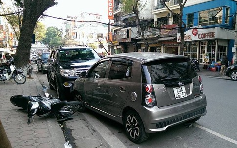 Hà Nội: Tài xế bỏ trốn sau khi tông 2 người nhập viện