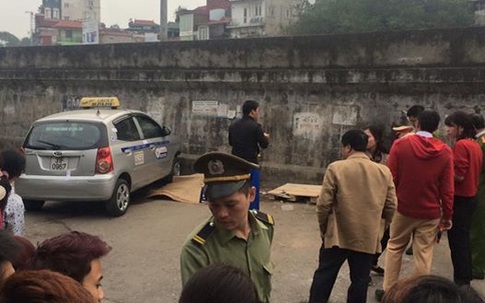 Bé trai 2 tuổi bị taxi đâm ở Hà Nội đang hết sức nguy kịch
